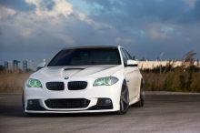 Зеленые ангельские глазки на белом BMW 5 series